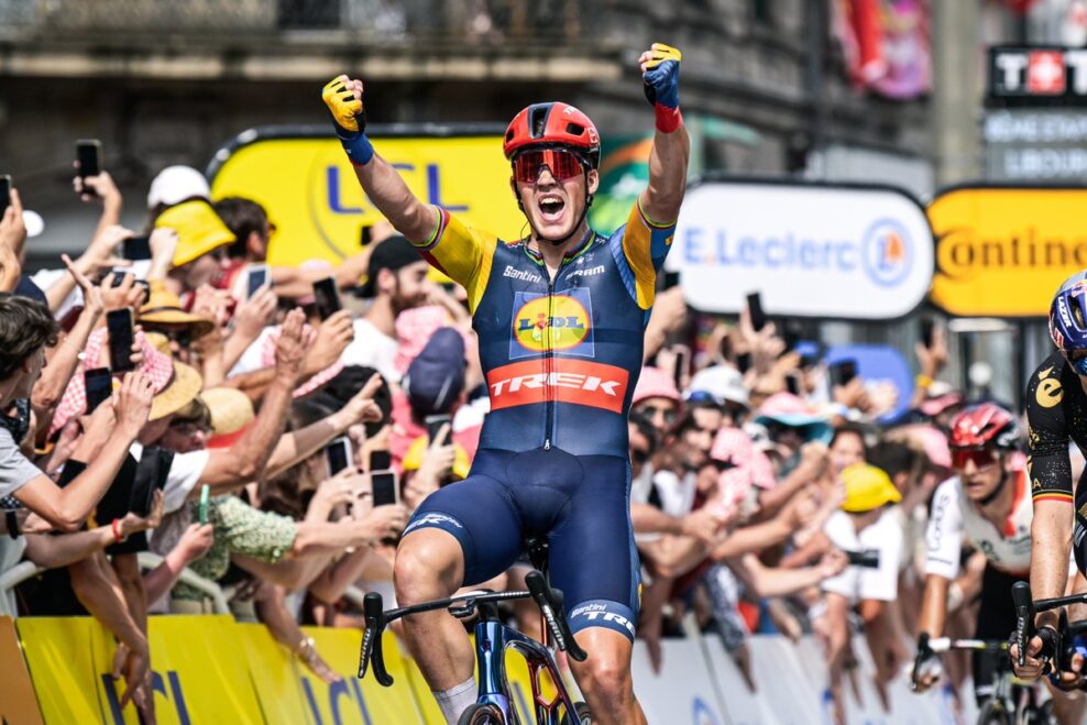 Mads Pedersen porazil v šprinte do kopca Philipsena aj Van Aerta a vyhral 8. etapu Tour de France
