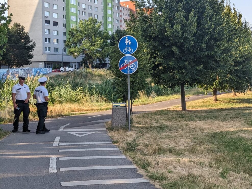 Bratislavskí policajti kontrolovali na cyklotrase alkohol u cyklistov
