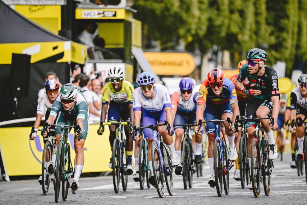 Jordi Meeus porazil v šprinte na Champs-Élysées Philipsena a vyhral poslednú etapu Tour de France 2023
