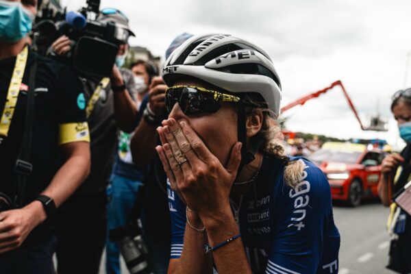 Yara Kastelijn predviedla krásne 19 km víťazné sólo v závere štvrtej etapy Tour de France Femmes