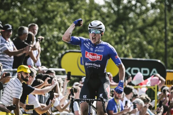 Jasper Philipsen vyhral v šprinte 3. etapu Tour de France po skvelej práci Mathieu van der Poela