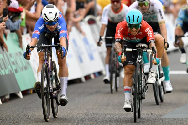 Po Cavendishovi a Jakobsenovi skončil na Tour de France ďalší silný šprintér Caleb Ewan