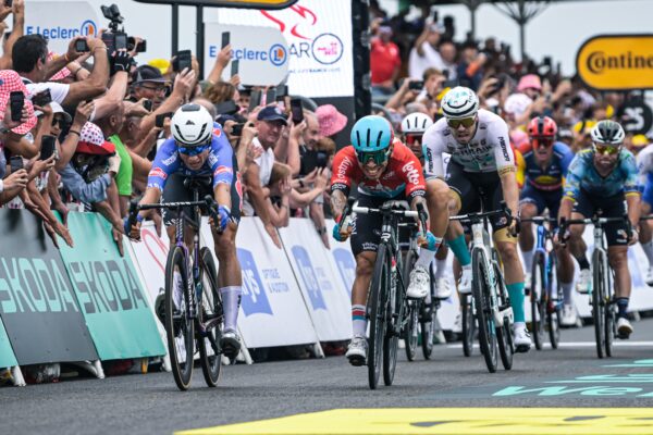 Jasper Philipsen vyhral na Tour už druhý šprint za sebou, záver poznačili tri nepríjemné pády