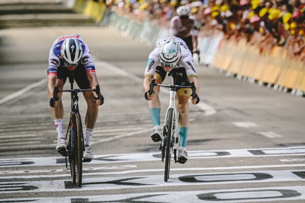 Matej Mohorič porazil v extrémne tesnom šprinte Asgreena a vyhral najrýchlejšiu etapu Tour de France 2023