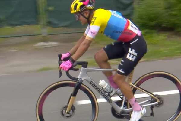 Richard Carapaz pri páde utrpel zlomeninu v kolene a končí na Tour de France