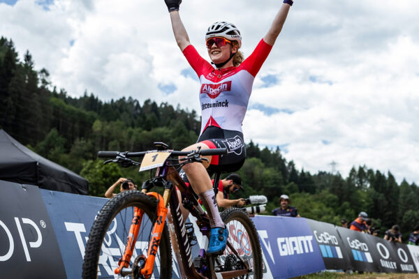 Len 21-ročná Puck Pieterse predviedla neuveriteľné víťazné sólo na Svetovom pohári XCO vo Val di Sole