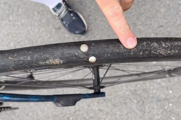 Video: Rozhádzané pripínačky na ceste spôsobili na Tour de France desiatky defektov