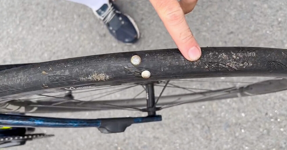 Video: Rozhádzané pripínačky na ceste spôsobili na Tour de France desiatky defektov