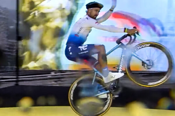 Video: Peter Sagan si neodpustil „wheelie“ na prezentácii Tour de France 2023