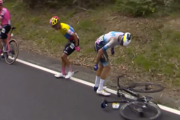 Enric Mas končí na Tour de France po tvrdom páde, Carapaz dokončil etapu v bolestiach