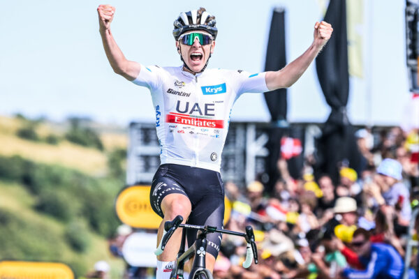 Tadej Pogačar porazil v šprinte Vigegaarda a vyhral etapu deň pred koncom Tour de France 2023