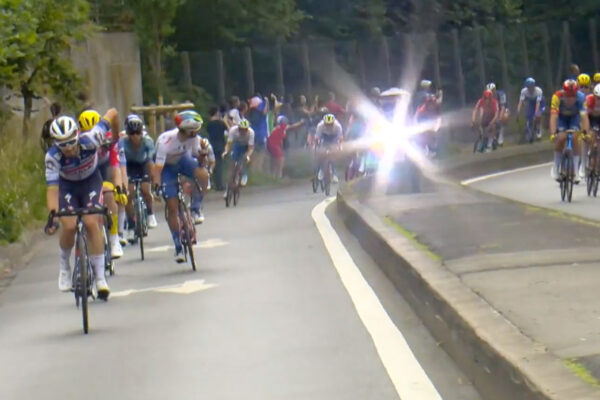 Video: Jazdcov odfotil policajný radar počas poslednej etapy Tour de France 