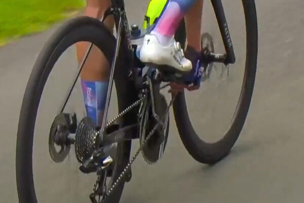 Video: Švajčiarska cyklistka si za jazdy nahodila spadnutú reťaz na Tour de France Femmes