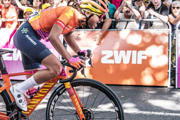 Ricarda Bauernfeind predviedla krásne 36 km víťazné sólo v piatej etape Tour de France Femmes 2023