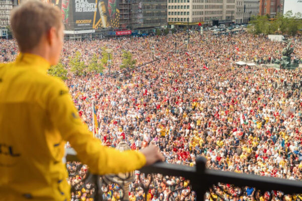 Víťaza Tour de France Jonasa Vingegaarda privítali v Dánsku obrovské davy fanúšikov (foto&video)