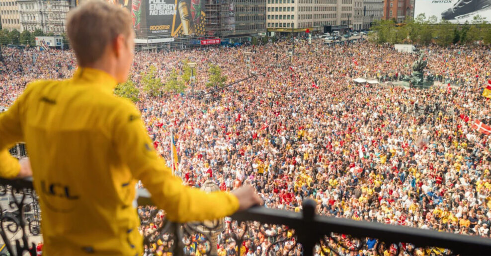 Víťaza Tour de France Jonasa Vingegaarda privítali v Dánsku obrovské davy fanúšikov (foto&video)