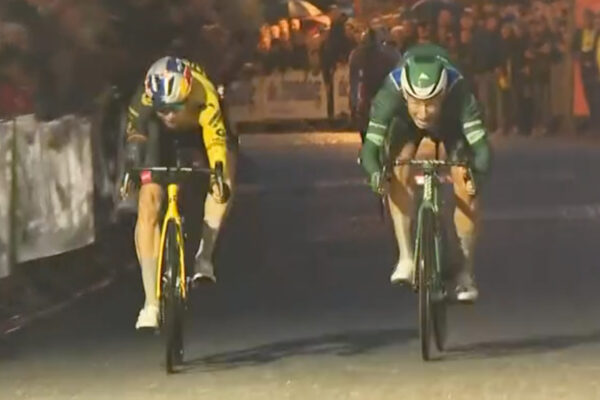 Wout van Aert porazil v šprinte Jaspera Philipsena a vyhral exhibičné kritérium v Herentals