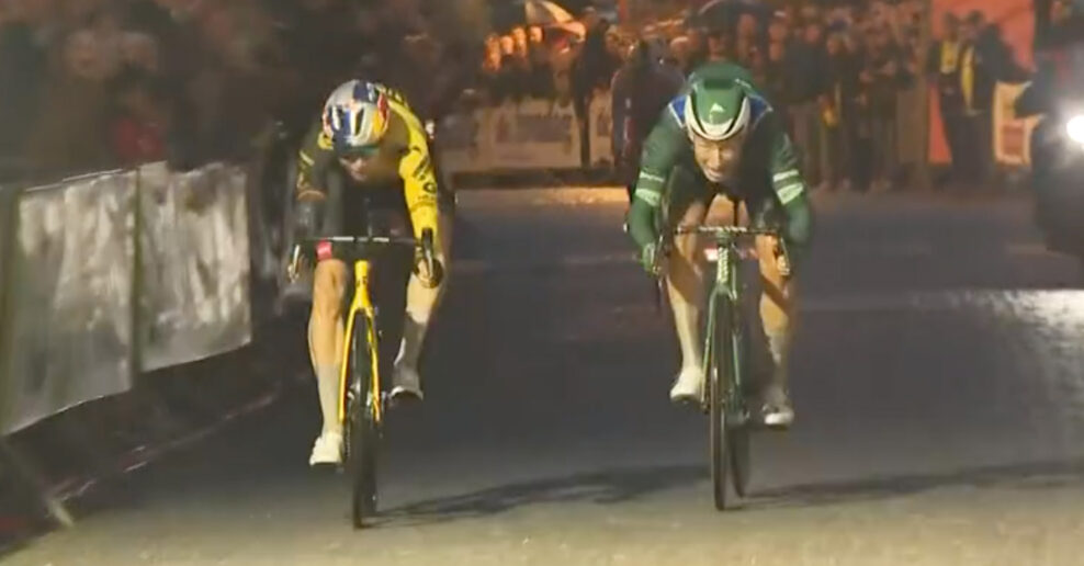 Wout van Aert porazil v šprinte Jaspera Philipsena a vyhral exhibičné kritérium v Herentals