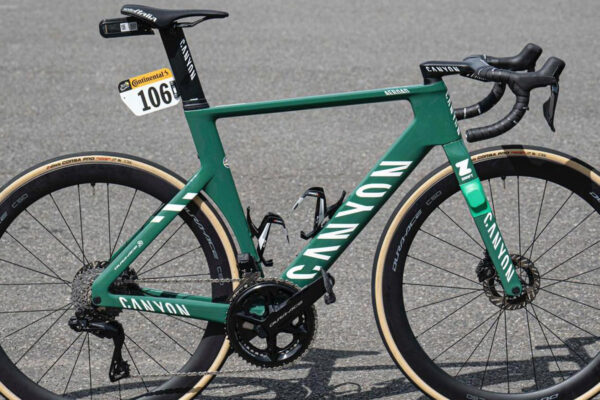 Foto: Detaily zelen&eacute;ho &scaron;peci&aacute;lu Canyon Aeroad CFR Jaspera Philipsena na Tour de France