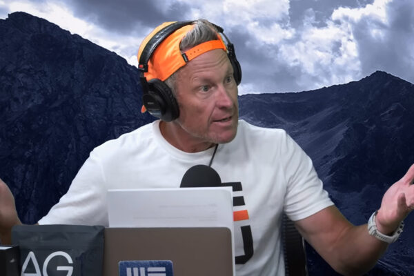 Lance Armstrong: Nech&aacute;pem, prečo Vingegaard nech&aacute;va svoj t&iacute;m cel&yacute; deň jazdiť s Pogačarom v z&aacute;vese