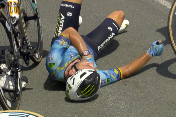 Mark Cavendish po páde končí na Tour de France, historický rekord už nikdy neprekoná