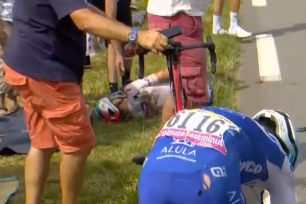 Po nepríjemnom páde v závere etapy končí na Tour de France aj Saganov tímový kolega Steff Cras