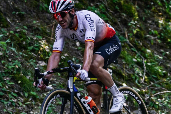 Ion Izagirre vyhral po 30 km sólo úniku hektickú 12. etapu Tour de France