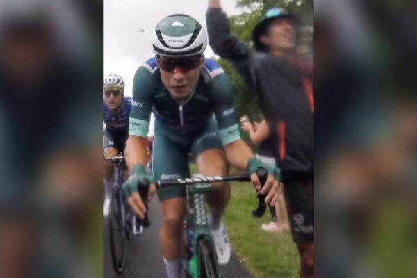 Video: Jasper Philipsen takmer narazil hlavou do diváka na Tour de France