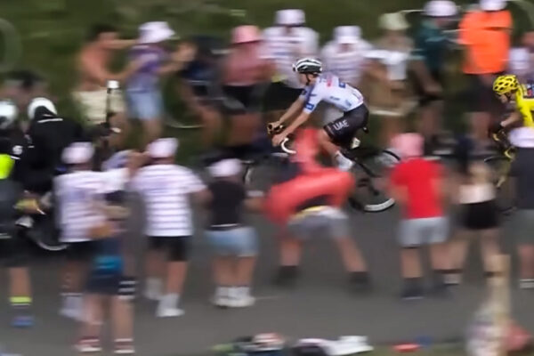 Video: Motorky zablokovali útok Tadeja Pogačara na Tour de France