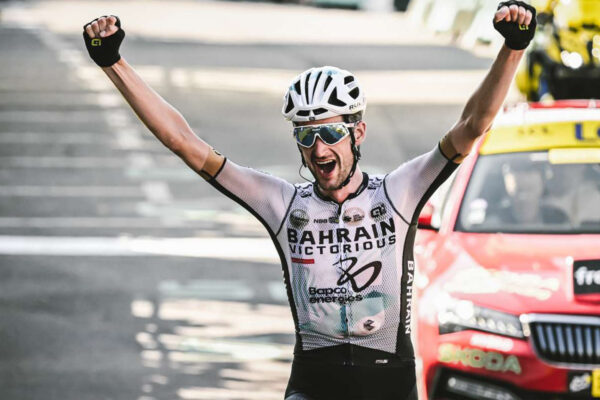 Wout Poels vyhral po 10 km sóle 15. etapu Tour de France, Vingegaard zvládol všetky útoky Pogačara