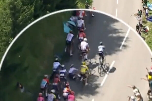Video: Tadej Pogačar spadol v úvode kráľovskej etapy Tour de France
