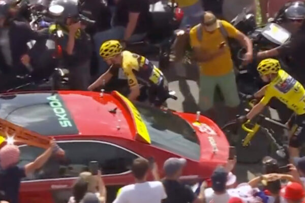 Organizátori vylúčili z Tour de France komentátora a vodiča motorky, ktorí zablokovali Vigegaarda