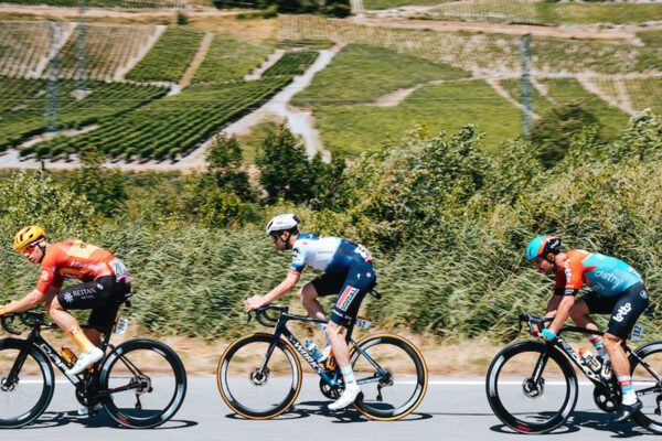 Aký je rozdiel vo výkone jazdcov v úniku a v pelotóne na Tour de France?