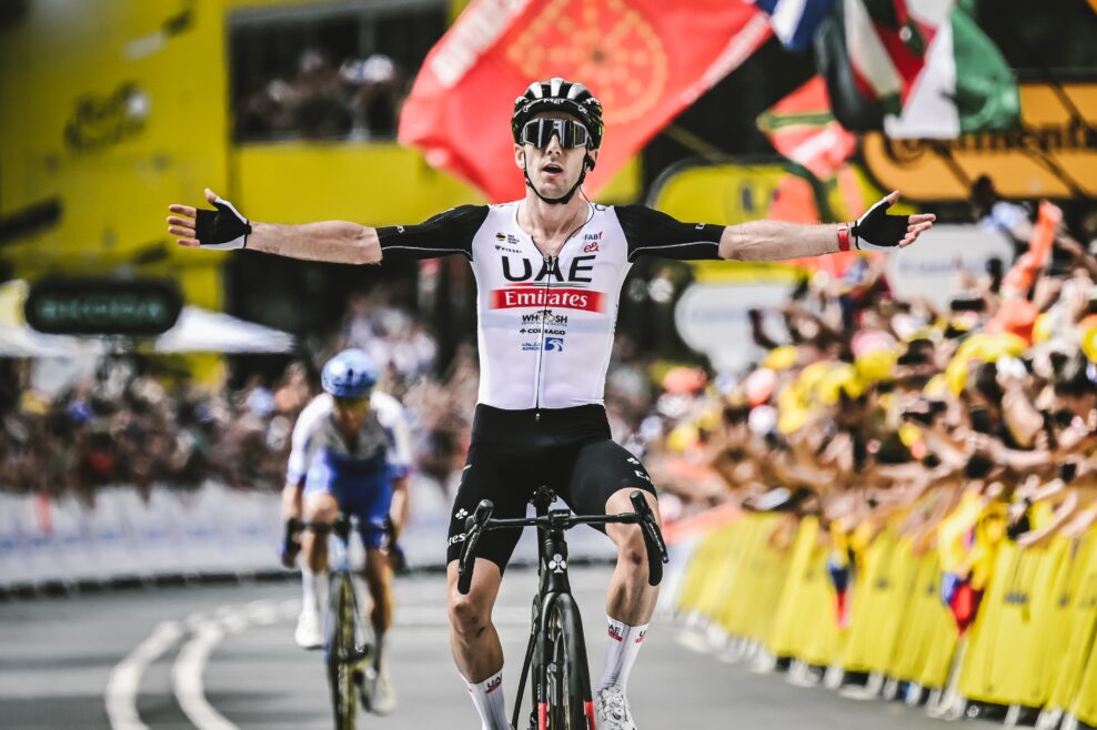 Adam Yates vyhral úvodnú etapu Tour de France 2023 po záverečnom súboji s bratom Simonom
