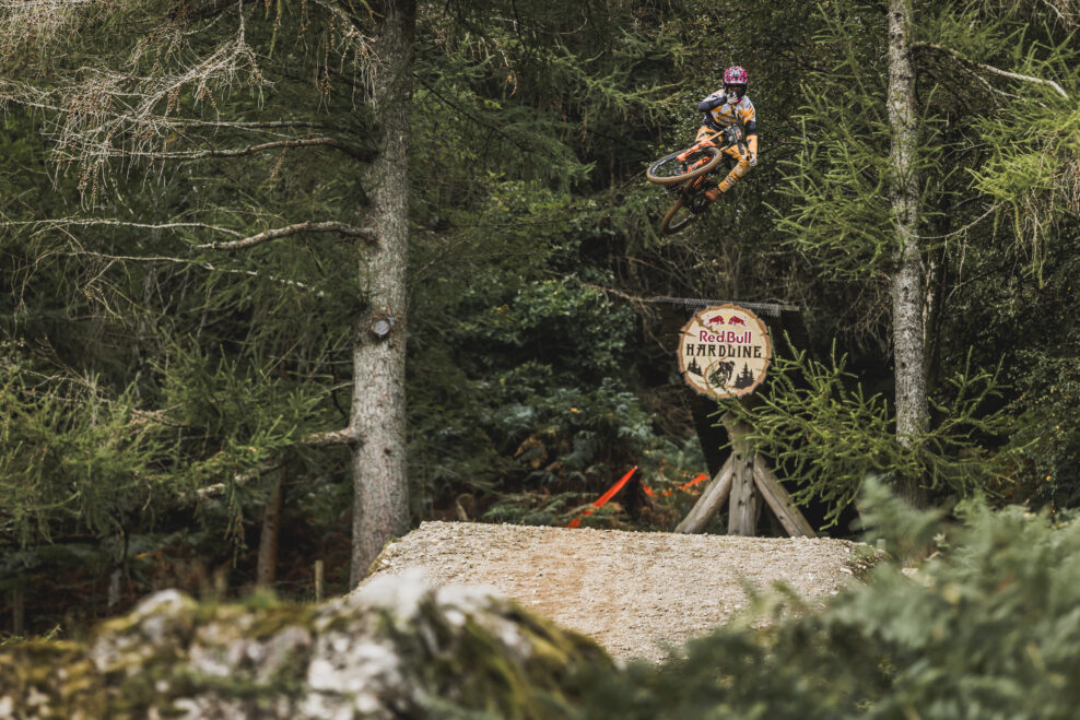 Pozn&aacute;me jazdcov Red Bull Hardline Tasmania