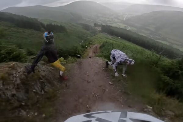 Video: Šialená jazda Bernarda Kerra na mokrej trati Red Bull Hardline