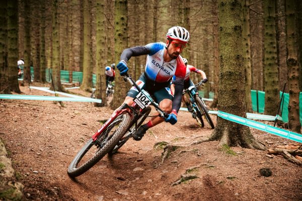 Sledujte naživo Sagana, Pidcocka, Schurtera či Van der Poela na MS v horskej cyklistike XCO
