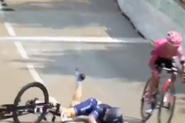 Video: Šprintérsky súboj na Tour de l’Ain sa skončil nepríjemným pádom za cieľom