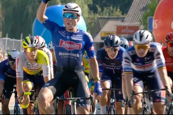Jasper Philipsen suverénne vyhral v šprinte úvodnú etapu Renewi Tour