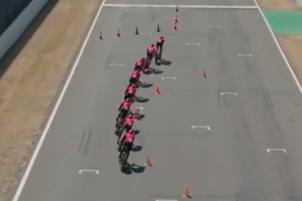 Video: Skvelé dronové zábery z tréningu jazdcov Ineosu pred tímovou časovkou na Vuelte