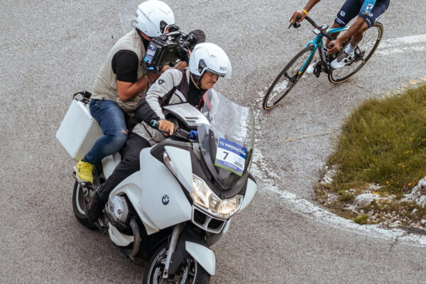 Šofér motorky zišiel z cesty a vrazil medzi divákov v závere etapy Okolo Poľska