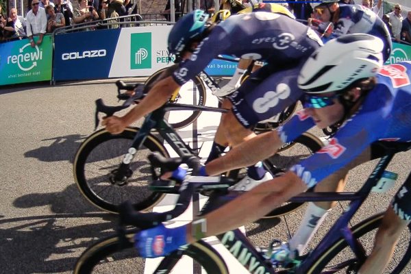 Sam Welsford porazil v šprinte Kooija, Philipsena aj Merliera a vyhral 4. etapu Renewi Tour