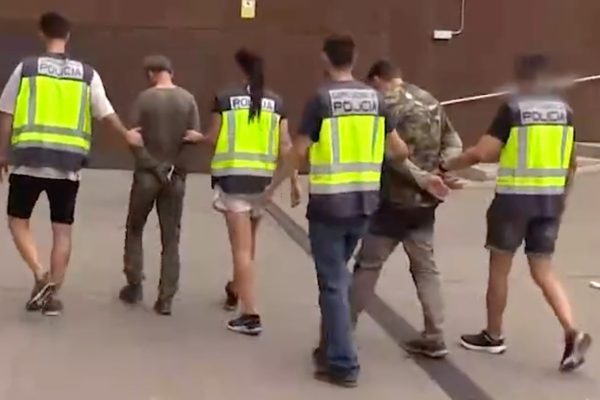 Polícia identifikovala mužov, ktorí chceli sabotovať Vueltu so 400 litrami oleja