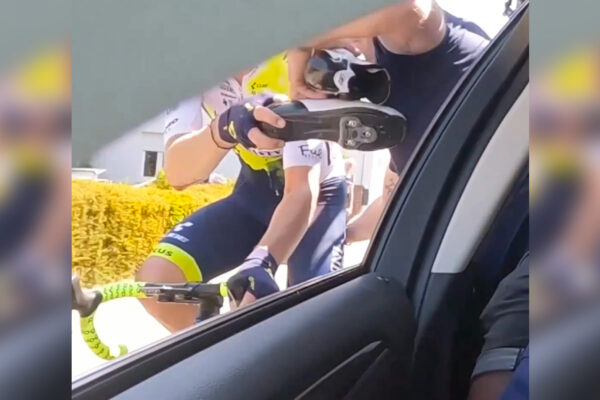 Video: Jazdec tímu Intermarché si za jazdy v rýchlosti 50 km/h prezúval obidve topánky