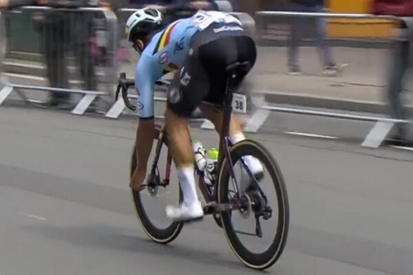 Video: 17-ročný belgický cyklista si počas Majstrovstiev sveta za jazdy doťahoval predné koleso
