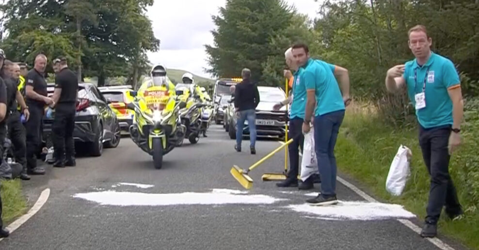 Demonštranti sa prilepili rukami k ceste počas Majstrovstiev sveta v cestnej cyklistike