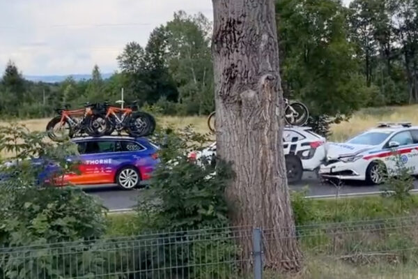 Video: Na pretekoch Okolo Poľska došlo k zrážke troch áut