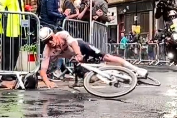 Video: Pád Mathieu van der Poela na Majstrovstvách sveta na spomalených záberoch od fanúšika