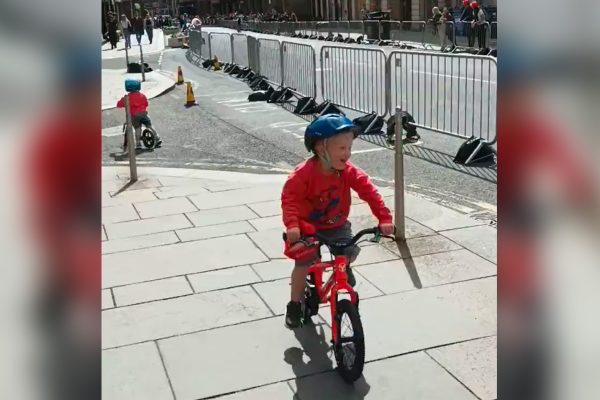 Video: Len trojročný cyklista si zapretekal s Julianom Alaphilippom počas Majstrovstiev sveta