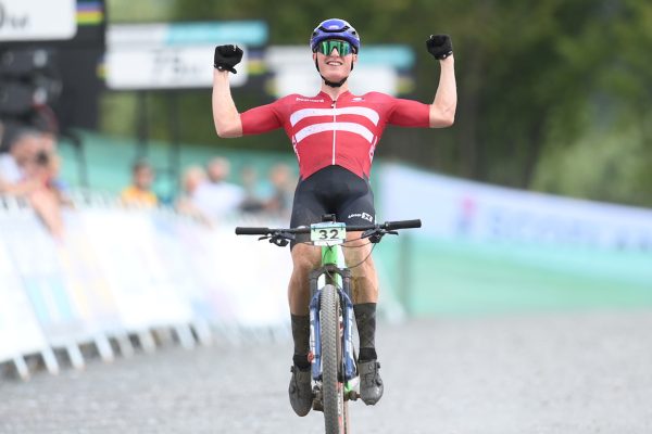 Len 16-ročný Dán vyhral nielen titul majstra sveta v cestnej cyklistike, ale aj v horskej cyklistike XCO
